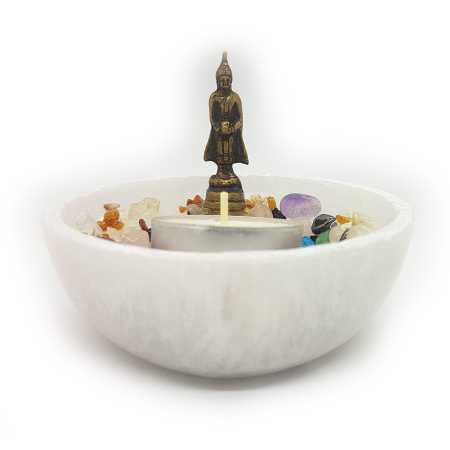 Buddha mit vielen Halbedelsteinen  in einer Selenitschale